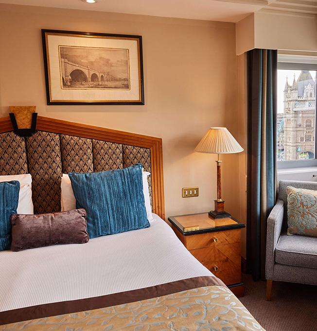 Suite bed - The Tower Hotel