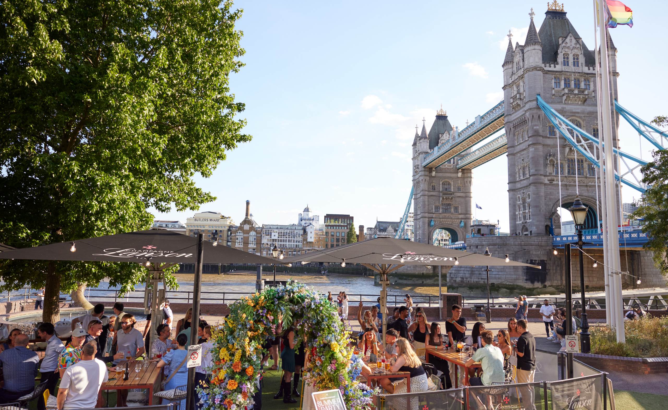 People eating in front of Tower bridge