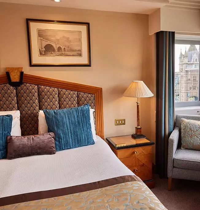 Suite bed - The Tower Hotel