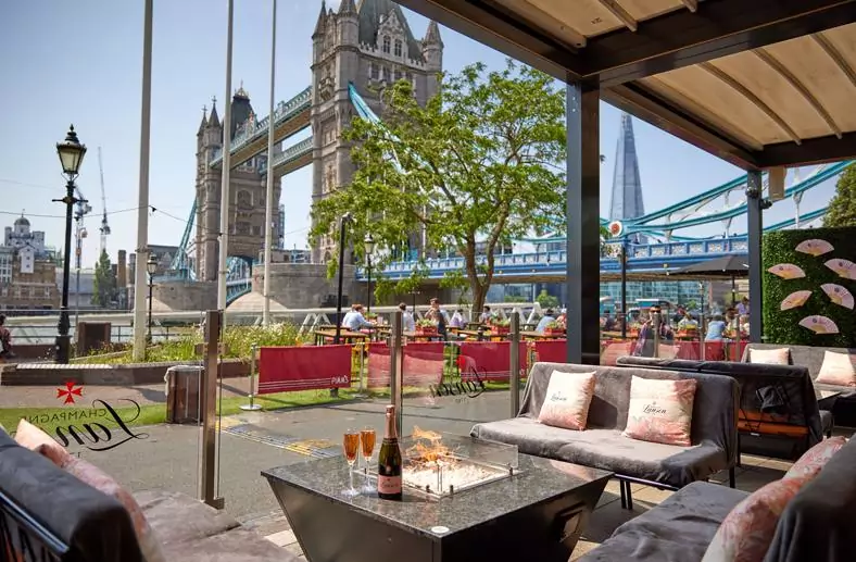 Restaurant terrace by Tower Bridge