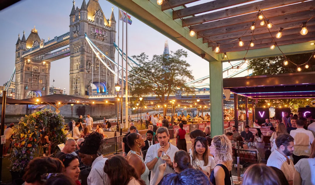 People having drinks at Vicinity London